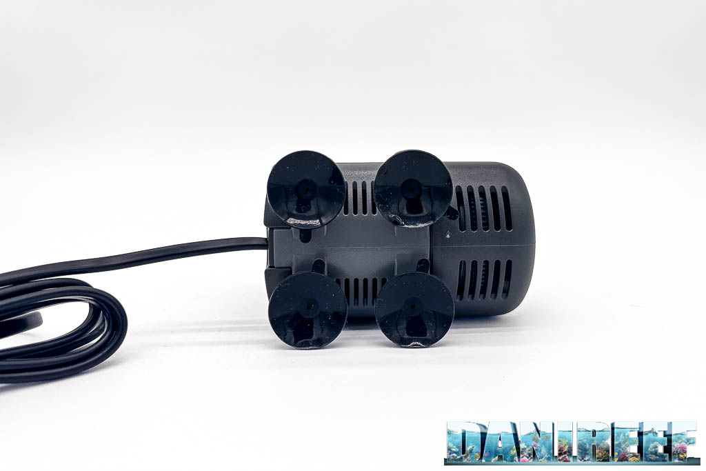 Sicce Syncra Silent 1.5 fotografata per la recensione del DaniReef LAB: le ventose per tenere ferma la pompa e attutire il rumore